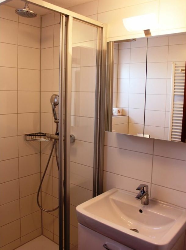 Ferienwohnung Tag am Meer – modernes Badezimmer mit Regendusche