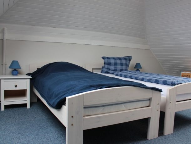 Ferienwohnung Tag am Meer – gemütliches Dachstudio mit zwei Einzelbetten und Kinderbett