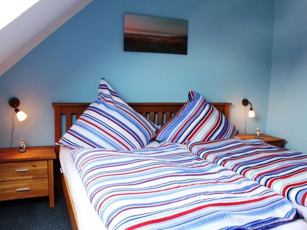 Ferienwohnung Tag am Meer – ruhiges Schlafzimmer mit Doppelbett