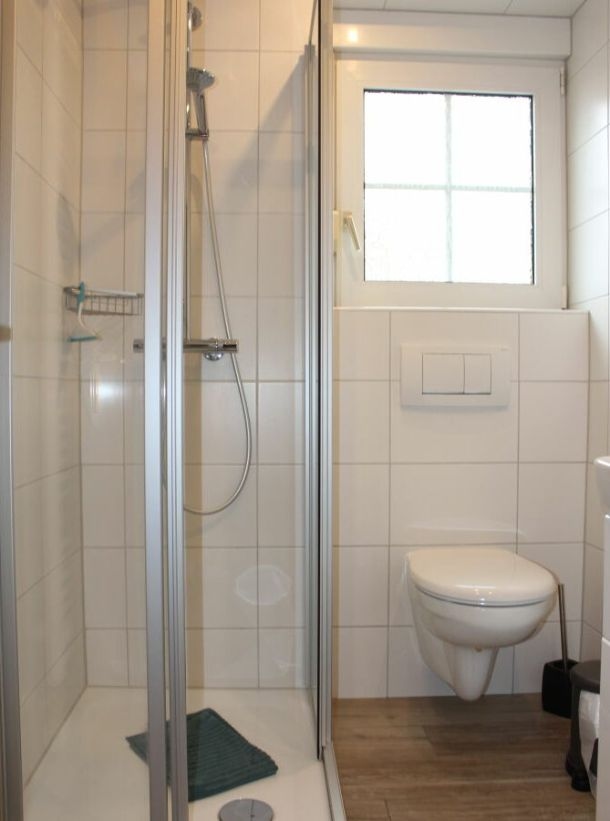 Ferienwohnung Tag am Strand – geräumiges modernes Badezimmer mit Regendusche