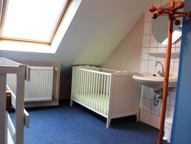 Ferienwohnung Tag am Strand – Dachstudio mit Babybett und Waschbecken