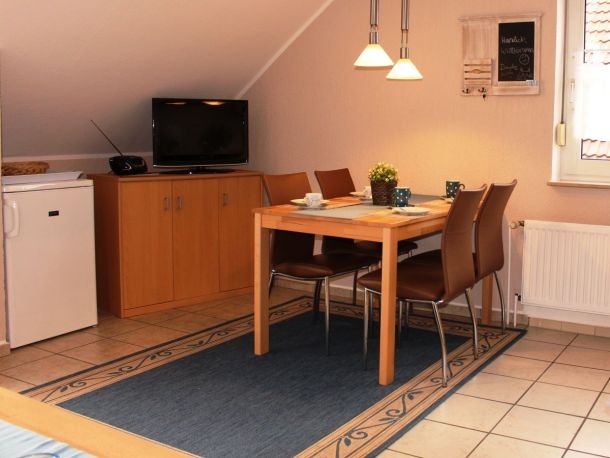 Ferienwohnung Tag am Strand – gedeckter Esstisch im hellen Essbereich