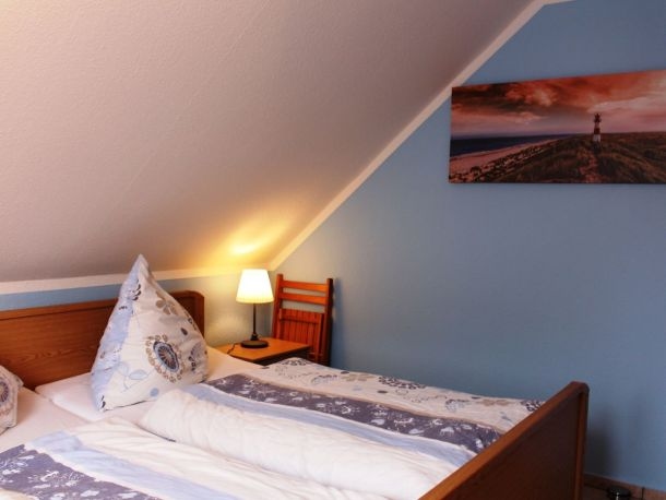 Ferienwohnung Tag am Strand – Elternschlafzimmer mit Doppelbett und großem Kleiderschrank